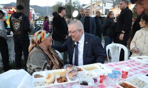 edremit-belediyesi-iftar-sofralari-altinolukta-kuruldu.jpg