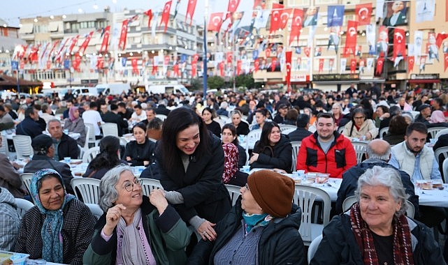 efes-selcukta-iftar-sofrasi-dayanisma-ile-kuruldu.jpg