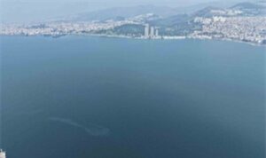 izmir-korfezinde-yine-dis-kaynakli-kirlilik-alarmi.jpg