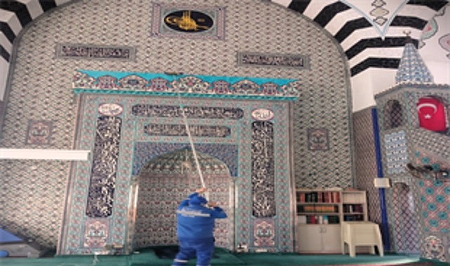 izmirin-camilerinde-bayram-temizligi.jpg