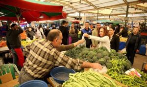 karsiyakadan-cocuklari-siddet-sarmalindan-koruyacak-tarihi-karar-pazar-yerlerinde-kesici-alet-satisina-son.jpg