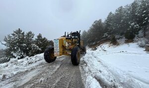 manisa-buyuksehir-belediyesinden-spil-daginda-kar-mesaisi.jpg