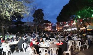 seferihisarin-kalbinde-bin-kisilik-iftar-sofrasi-kuruldu.jpg