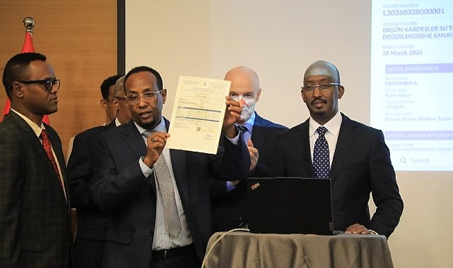 somalide-ilk-uluslararasi-balikcilik-lisansi-bir-turk-gemisine-verildi.jpg