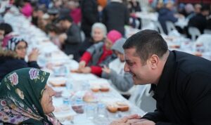 torbali-belediyesinden-cumhuriyet-mahallesinde-dev-iftar.jpg
