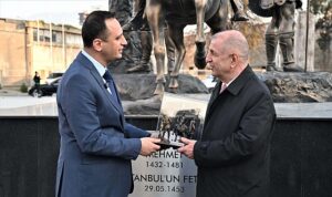 umit-ozdag-abide-i-hurriyet-meydanina-ovgu-boyle-bir-yeri-gormekten-buyuk-mutluluk-duydum.jpg