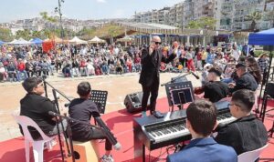 23-nisan-coskusu-konaktan-yayildi-cocuk-senligine-yogun-ilgi.jpg