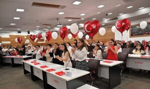 23-nisan-ruhu-bornovada-cocuklarin-sesiyle-yukseldi.jpg