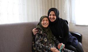 92-yasindaki-neriman-teyzeye-duygu-dolu-dogum-gunu-surprizi.jpg