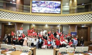 antalya-buyuksehir-meclisinde-koltuklar-cocuklarda.jpg