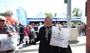 aydin-buyuksehir-belediyesi-binlerce-fideyi-nazillide-vatandaslara-dagitti.jpg