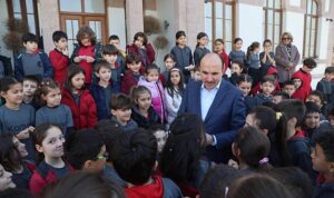baskan-altay-tas-binayi-ziyaret-eden-ogrencilerle-bulustu.jpg