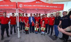 baskan-buyukakina-cocuklardan-sevgi-seli.jpg