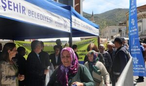 baskan-cercioglu-ata-tohumlarindan-yetistirilen-binlerce-fideyi-karacasu-ve-kocarlida-vatandaslarla-bulusturdu.jpg