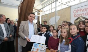 baskan-erkan-aydin-bursa-23-kitap-fuarinda-cocuk-yazarlarla-bulustu.jpg