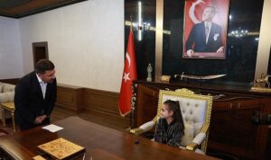 baskan-rasim-ari-23-nisanda-koltugu-cocuklara-devretti.jpg