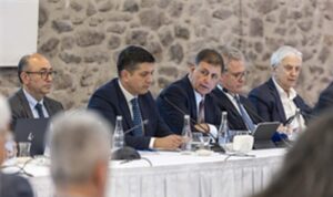 baskan-tugay-enerji-guvenligi-icin-sehirler-kendi-sistemlerini-kurmali.jpg