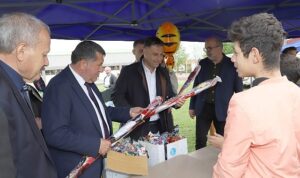 bayindirda-23-nisan-coskusu-gokyuzune-tasindi-stadyumda-ucurtma-senligi.jpg