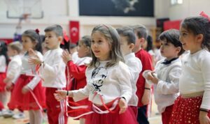 bayraklida-23-nisan-programlari-cocuklarin-yogun-katilimiyla-devam-ediyor.jpg