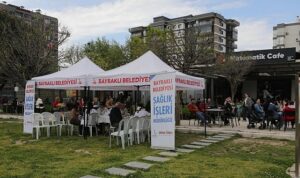 bayraklida-saglik-haftasinda-saglik-hizmeti-vatandasla-bulustu.jpg