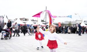 bir-meydan-dolusu-mutluluk.jpg