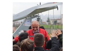 bu-ilcede-sinava-giren-ogrencileri-insansi-robot-karsiliyor.jpg
