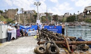 buyuksehirden-yat-limaninda-deniz-dip-temizligi.jpg