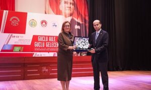 deu-ev-sahipliginde-uluslararasi-aile-sempozyumu-basladi-guclu-aile-guclu-gelecek.jpg