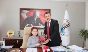 dikilide-23-nisan-coskusu-sokaklara-tasti.jpg