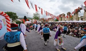 efes-selcukta-23-nisan-coskusu-cocuklar-bayramlarini-senlikle-kutladi.jpg
