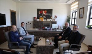 geyve-belediye-baskani-selcuk-yildizdan-okullara-moral-ziyareti-ogretmenlere-gul-ogrencilere-basari-dilegi.jpg