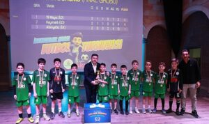 ilkokullar-arasi-futbol-turnuvasinda-kupa-toreni-yapildi.jpg