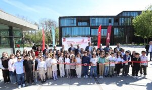 inegolun-kucuk-sanatcilarinin-eserleri-23-nisan-ozel-sergisinde-gorucuye-cikti.jpg