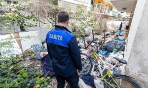 karsiyaka-belediyesinden-cop-eve-mudahale-3-ton-cop-cikarildi.jpg