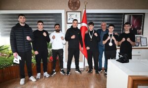 kick-boks-sporculari-basarilarini-baskan-topaloglu-ile-paylasti.jpg