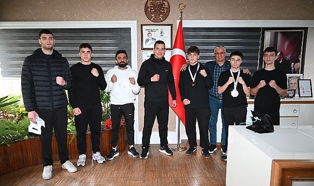 kick-boks-sporculari-basarilarini-baskan-topaloglu-ile-paylasti.jpg