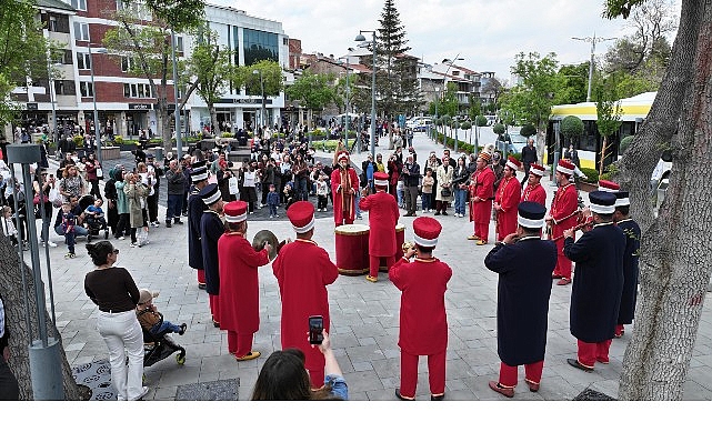 konya-buyuksehir-mehter-takimi-ile-sehrin-meydanlarinda-mehter-coskusu-suruyor.jpg