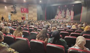 manisa-sehir-tiyatrosu-sen-istanbuldan-daha-guzelsin-oyununu-agirladi.jpg