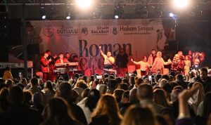 manisada-romanlar-gecesi-coskusu.jpg