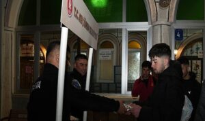 okul-saldirisinda-hayatini-kaybeden-ogretmen-ve-ogrenciler-icin-keciorendeki-camilerde-mevlit-okutuldu.jpg
