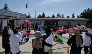 otizm-farkindalik-ayina-renkli-etkinlik.jpg