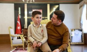 rasim-baskan-minik-hayranini-belediyede-agirladi.jpg