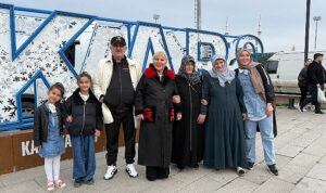 safiye-soyman-ve-faik-ozturke-karsta-yogun-ilgi.jpg