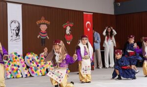 seferihisarda-23-nisan-coskusu-yarinlarin-isigi-cocuklar-sahnedeydi.jpg