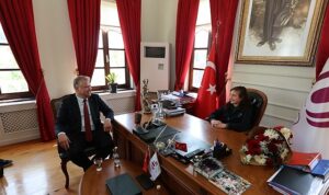 urla-belediye-baskanligi-koltuguna-turkiyenin-secilmis-ilk-cocuk-meclisi-baskani-oturdu.jpg