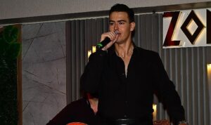 zorba-tavernada-sirtaki-coskusu-george-klontzas-istanbulu-salladi.jpg