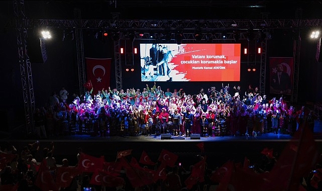 19-mayis-coskusu-balcovada-meydanlardan-sahnere-tasti.jpg