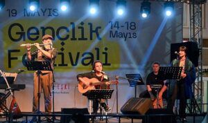 19-mayis-genclik-sahnesi-kucukparkta-kuruldu.jpg