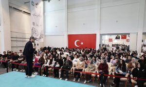 6-karaman-kitap-gunlerinde-unlu-yazarlar-okurlariyla-bulusuyor.jpg
