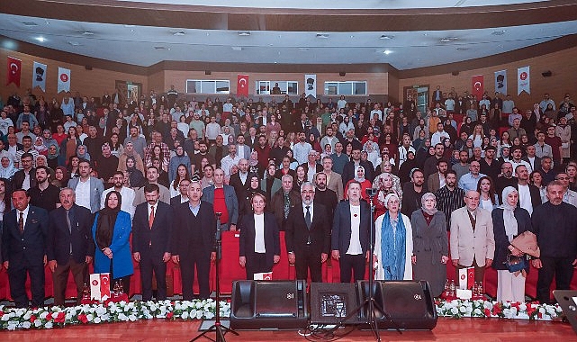 ahmet-ozhan-konseri-ve-soylesi-programi-yogun-katilimla-gerceklesti.jpg